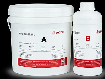 Epóxico bicomponente para reparación de metales: envase del componente A y botella del componente B