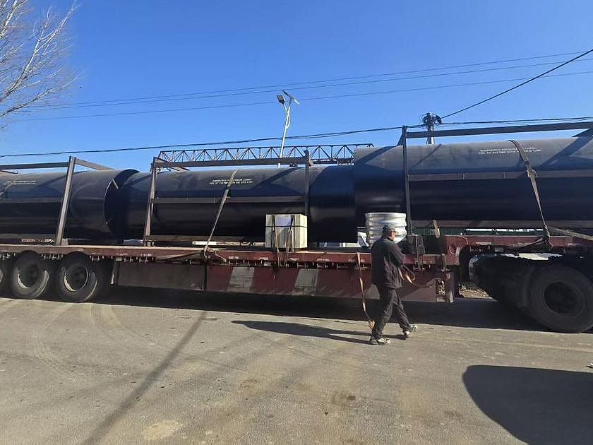 Tubería de acero al carbón de gran diámetro cargada sobre plataforma para entrega en El Salvador