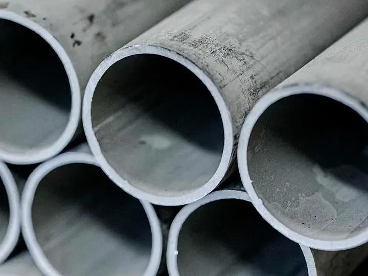 Tubería de acero inoxidable apilada, vista de los extremos, para procesos químicos y sanitarios